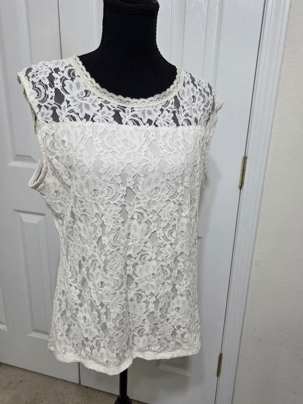 Lace Overlay Sleeveless Camisole in Cream